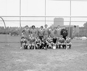 880870 Groepsportret (elftalfoto) van een voetbalelftal van de R.E.M.U., bij een onderling toernooi op het sportpark ...